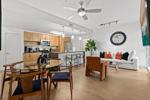 Downtown Apartamento | Amethyst Horizon - Stylish peaceful 2BR w zen Garden View Pool Gym