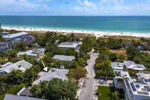 Holmes Beach Casa | AMI Beachside Bungalow