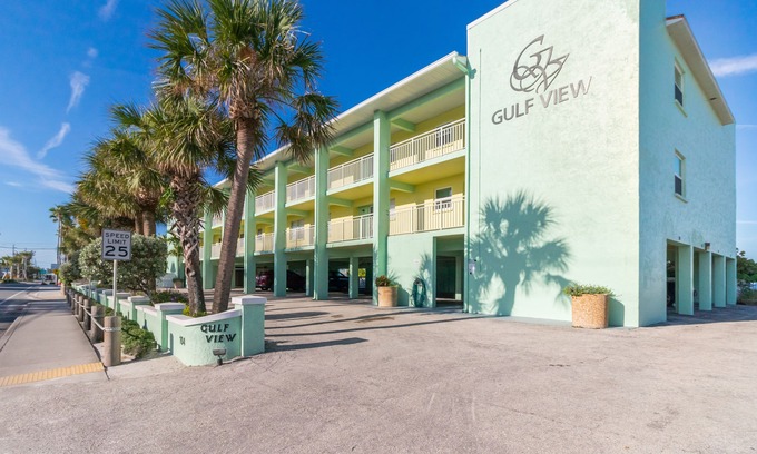 Bradenton Beach Condominio | AMI completamente renovado Sunset Paradise! Direct Beach Front Gulf View Condo # 105