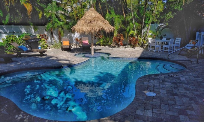 Ilexhurst Apartamento | AMI Ohana Beach Resort C with fabulous salt pool!