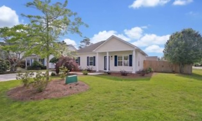 Southport Casa | amily Fun~ Dog Friendly~ Home with Pool Access!