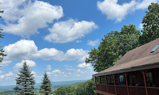 Hickory Hills Casa | Amish-Made Chalet Log Home- 50 Mile View- ¡NUEVO LISTADO!