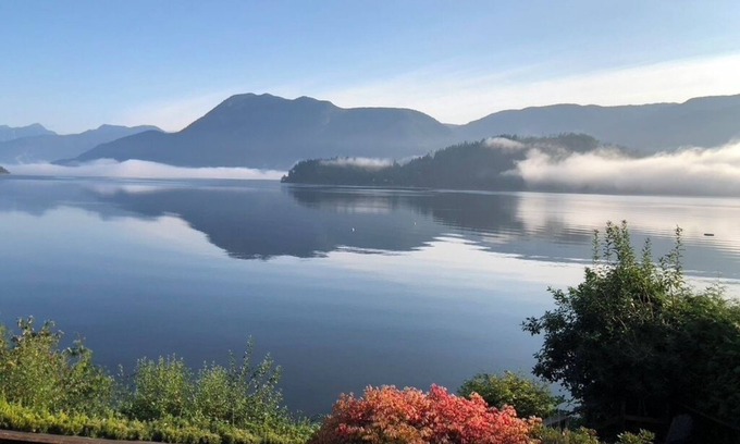 West Porpoise Bay Casa | Among the most idyllic mountain and ocean-front views on earth. Literally.