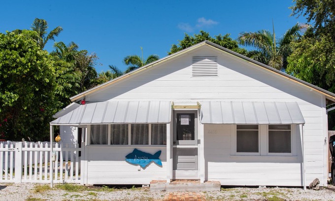 Cortez Casa | Amora is a charming 2 bedroom, 1 bath home built in 1938 in the heart of historic Cortez Village.