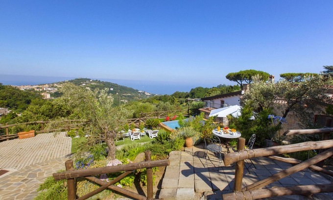 Sorrento Chalet De Esquí | AMORE RENTALS - Sorrento Gardens House with Pool, Sauna, Sea View