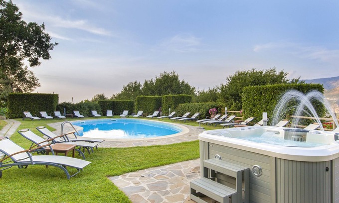 Colli di Fontanelle Villa | AMORE RENTALS - Villa La Ventana with Private Swimming Pool, Garden, Jacuzzi, Sea view and Parking
