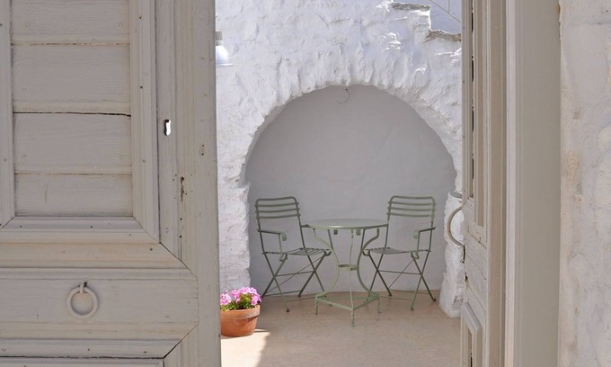 Amorgos Casa | AMORGOS Chora - Elegante residencia, patio y terraza con vistas al mar.
