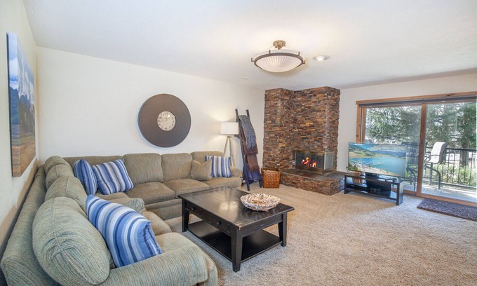 Dillon Condominio | Amphitheater | Hot Tub–Pool, Lake, 3BR