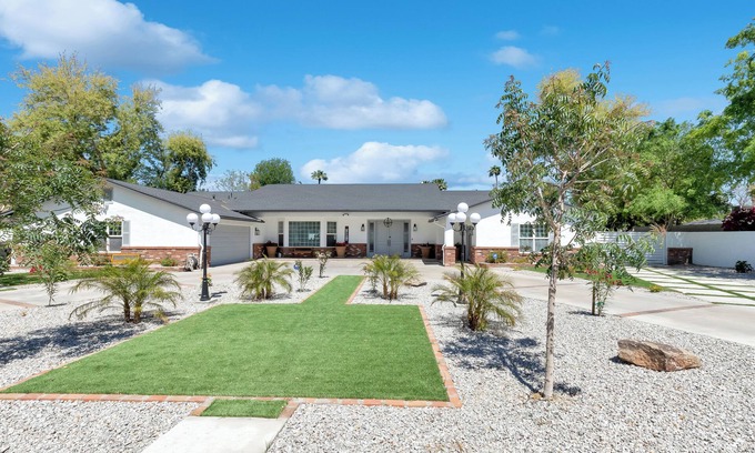 Rancho Solano Casa | Amplia y acogedora casa en el corredor central de Phoenix con alberca y gimnacio