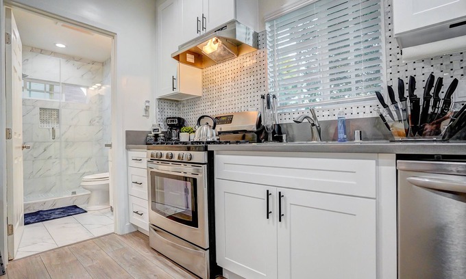 West Hills Apartamento | Ample Luxury Guest House | Easy Parking | Near Hospitals