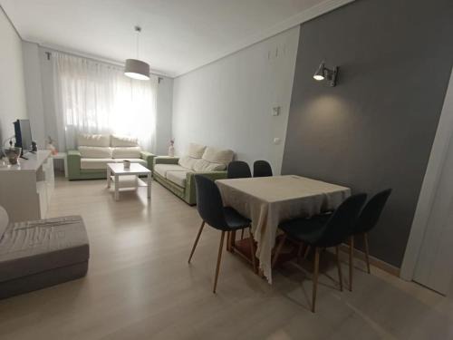 Cerro del Aguila Apartamento | Amplio Apartamento en Sevilla