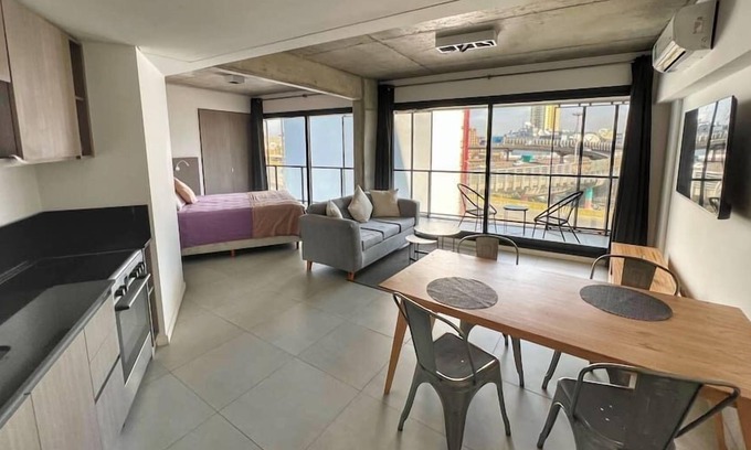 Constitución Apartamento | Amplio Loft con balcón sobre la Av 9 de Julio (6C)