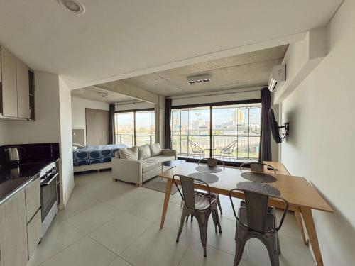 Constitución Apartamento | Amplio Loft con balcón sobre la Av 9 de Julio 6C