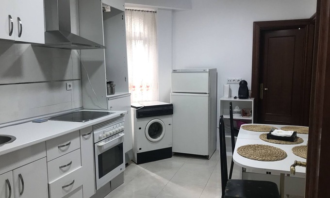 Salesas Apartamento | Amplio y semi céntrico. Zona pinchos