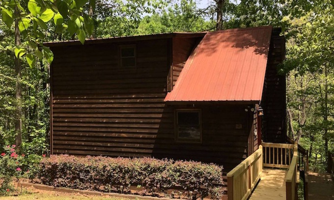 Clarkesville Cabina | Amy's Creek 2 - Dog Friendly Cabin with Creekside Views and Hot Tub