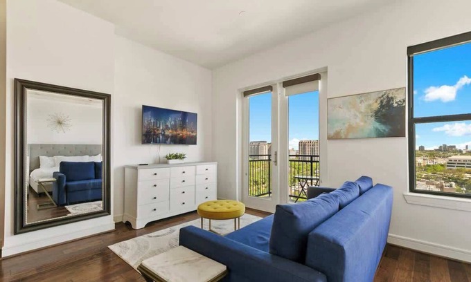 Uptown Apartamento | Amyfinehouse |Contemporary Studio Apt|Pool+Patio