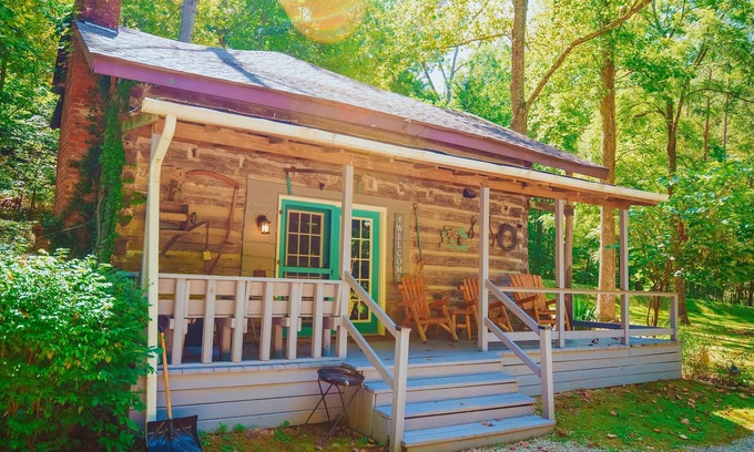 Nashville Cabina | An 1860s original log cabin close to downtown Nashville!