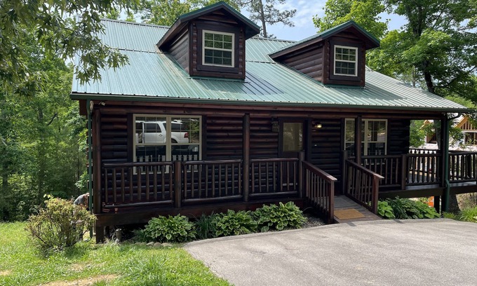 Gatlinburg - Pigeon Forge Cabina | An Absolutely Charming Cabin!!!