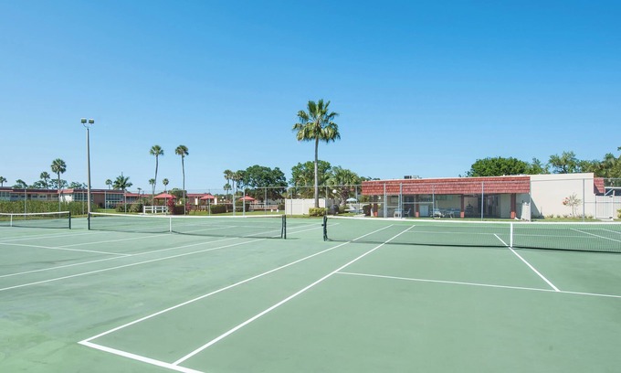 Florida Ridge Condominio | An Active 55+ Community! Pool, Golf Sports Bar & Restaurant and more.
