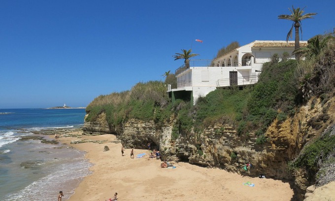Los Caños de Meca Villa | "Capitán Lucas", una villa en un gran jardín en la primera línea de la playa