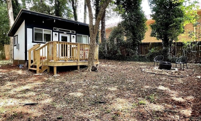 Candler-McAfee Apartamento | An Alice in Wonderland Themed Tiny Home, Fully-Fenced & Pet-Friendly