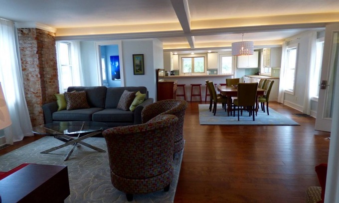 Decorah Apartamento | Un increíble apartamento en Water Street en el centro de Decorah