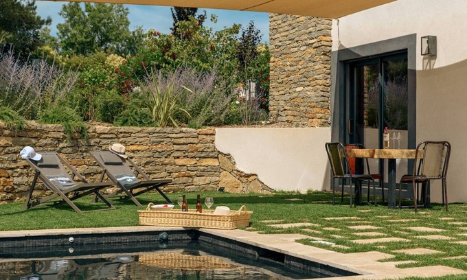 Puyloubier Casa | An apartment with a garden, a terrace and a Jacuzzi in a vineyard estate – Sleeps 4