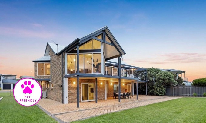 Middleton Casa | An architectural family shack, steps from the South Coast's finest surf beach