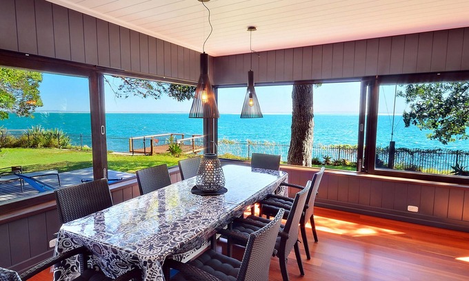 Amity Point Casa | An Awe-Inspiring Waterfront Retreat