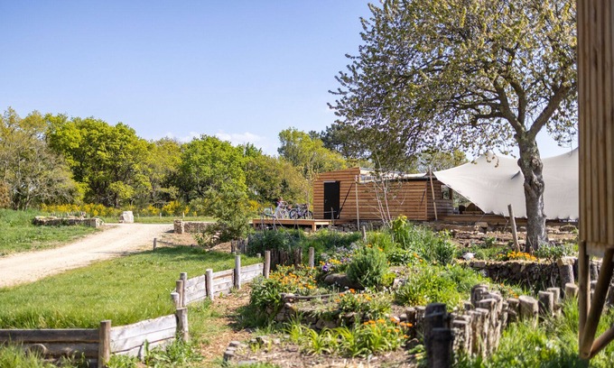 Ploemel Chalet De Esquí | An ecolodge with swimming pool, surrounded by nature and 10 minutes from the beach!