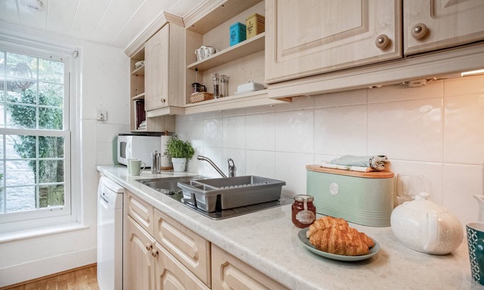 Polruan Cabaña | An enchanting cottage within walking distance of the harbour with coastal views.