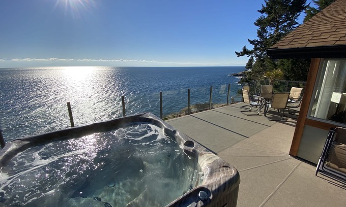 Otter Point Casa | ¡La mejor terraza frente al mar y vista a la montaña en Sooke!