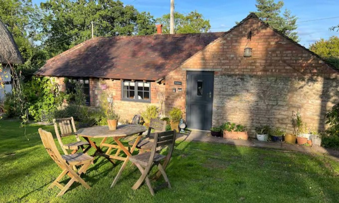 Moreton Cabaña | An Original Bakehouse located on the grounds of a 17th century thatched cottage