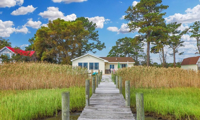 Deep Hole Casa | An Unfettered View - Beautiful ranch w/ boat dock!