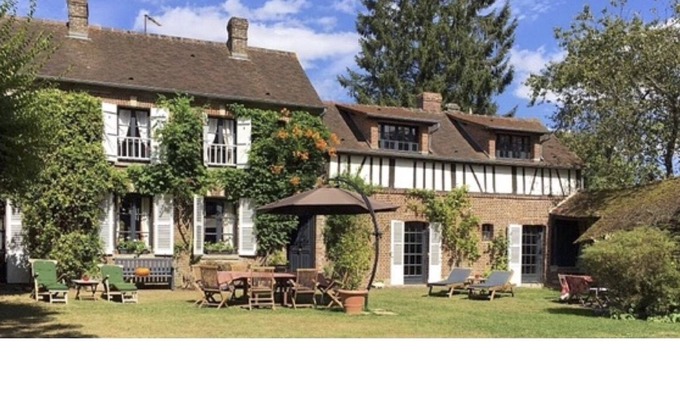Le Mesnil-Theribus Casa | Casa familiar atípica en una aldea en medio de un entorno verde