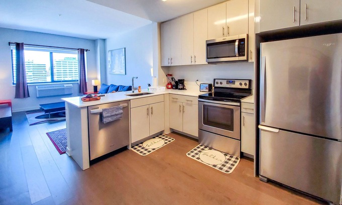 The Waterfront Apartamento | An upscale Jersey unit with all amenities to make this summer an enjoyable one.