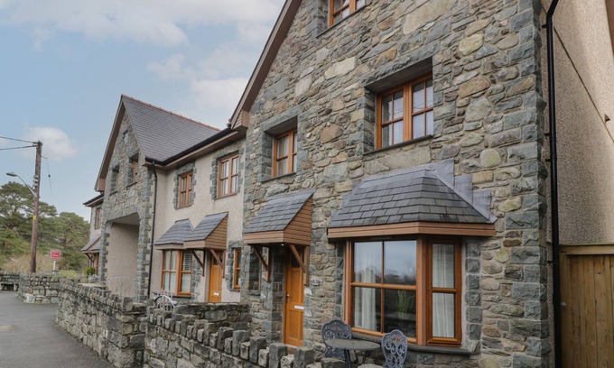 Llanbedr Cabaña | ANADLU, pet friendly, with a garden in Llanbedr