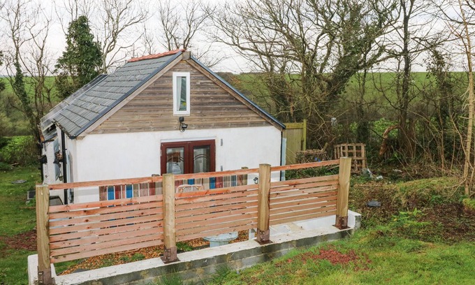 Castlemartin Cabaña | ANCHOR LIGHT, pet friendly, with open fire in Pembroke