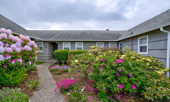 Long Beach Cabaña | Anchorage Cottages Unit 6 Dog friendly and close to the beach
