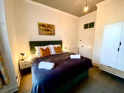 Paisley Apartamento | Anchored Homely Apartment in Historic Centre