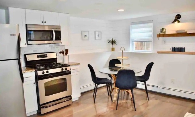 Hull Casa | Anchors Away Inn 2 Br Apt 1 min walk to the Beach King & Queen