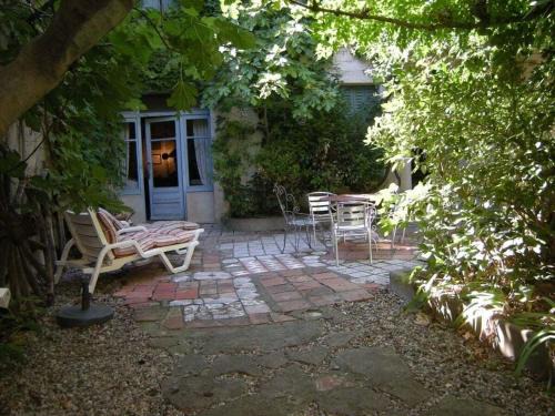 Camplong-d'Aude Casa | "Ancien Cafe" with courtyard