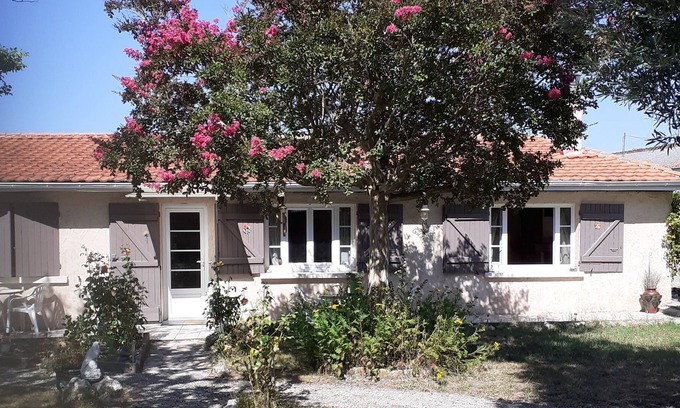 Civrac-en-Medoc Casa | anciene casa, en piedra, rodeado por paredes, en un pueblo tranquilo