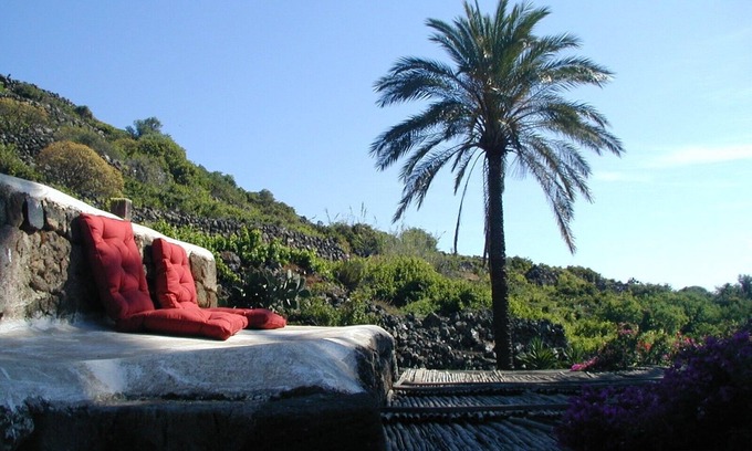 Pantelleria Villa | Antiguo Dammuso con hermoso jardín en la paz de la isla