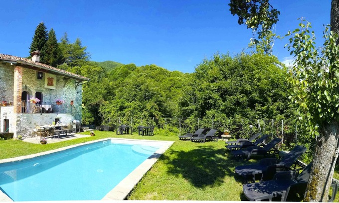 Camporgiano Villa | Casa antigua en el pueblo medieval rodeado de castaños