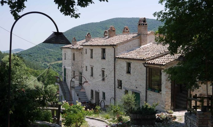 Genga Casa | Antigua casa en el parque de Frasassi