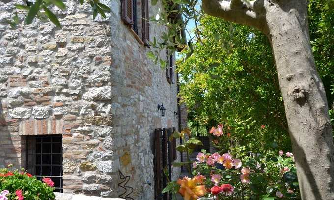 Corciano Casa | Vacaciones de piedra antigua casa con jardín en el centro y con vistas a Umbría-Toscana