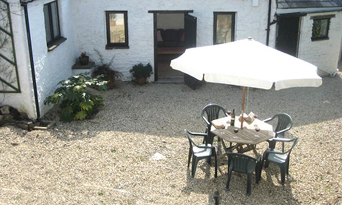 St Hilary Casa | ancient stone detached structure with own walled courtyard