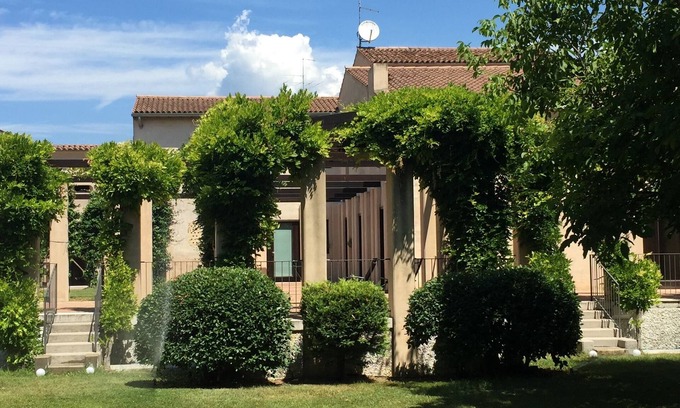 Sandra Villa | Antigua villa reformada en el contexto central de la aldea Sandrà