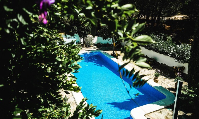 Cabo Roche Villa | Joya andaluza espaciosa, bosque y playa, jardín romántico, piscina, WiFi